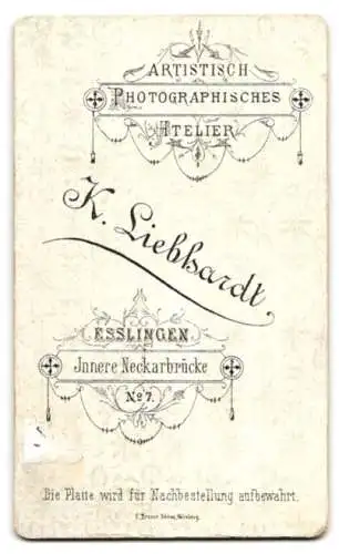 Fotografie K. Liebhardt, Esslingen, Innere Neckarbrücke Nr. 7, Kleiner Junge mit Hut neben einem Stuhl