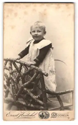 Fotografie Ernst Hentschel, Döbeln, Bahnhofstr. 6, Junge auf rustikaler Holzbrücke