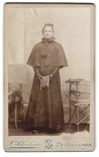 Fotografie H. Schönbucher, Donaueschingen, Frau mit Buch in der Hand