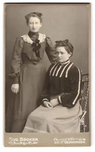 Fotografie Aug. Böcker, Donaueschingen, zwei junge Frauen in eleganter Kleidung