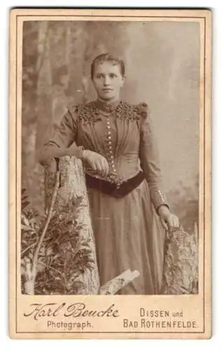 Fotografie Karl Beucke, Dissen, Elegante Dame in einem Wald