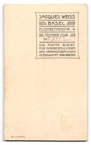 Fotografie Jacques Weiss, Basel, Elisabethenstr. 4, Elegant gekleidete Dame im Atelier