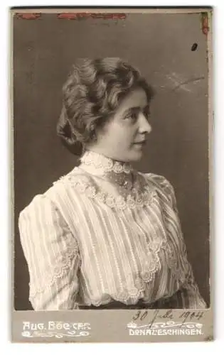 Fotografie Aug. Böcker, Donaueschingen, Profilansicht einer Frau im eleganten Kleid, 30. Juli 1904