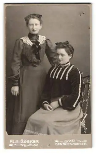 Fotografie Aug. Böcker, Donaueschingen, Zwei Frauen in eleganter Kleidung