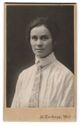 Fotografie H. Tschopp, Wil, Untere Bahnhofstrasse, Porträt einer Frau in eleganter Bluse und Krawatte