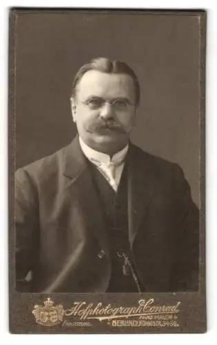 Fotografie Rudolf Conrad, Berlin, Königstrasse 34 /36, Portrait eines Herren mit Brille und Schnurrbart