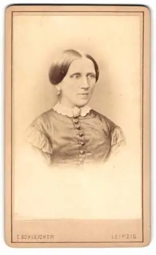 Fotografie E. Schleicher, Leipzig, Johannesgasse 29, Portrait einer Frau mit traditioneller Frisur