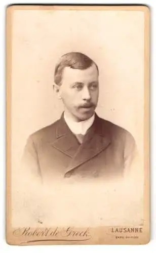 Fotografie Robert de Greck, Lausanne, Gare du Flon, Portrait eines jungen Mannes mit Schnurrbart