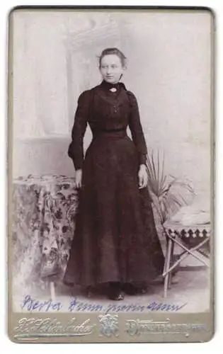 Fotografie H. Schönbucher, Donaueschingen, Weibliche Figur in elegantem Kleid