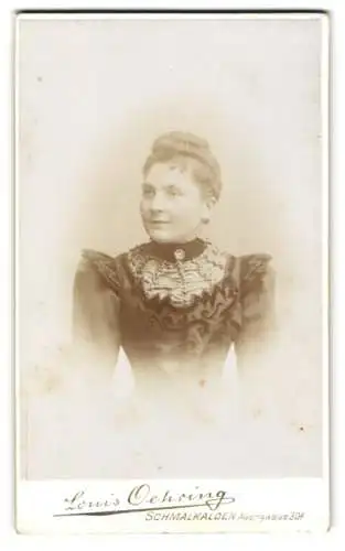 Fotografie Louis Oehring, Schmalkalden, Auergasse 30a, Porträt einer Dame im eleganten Kleid