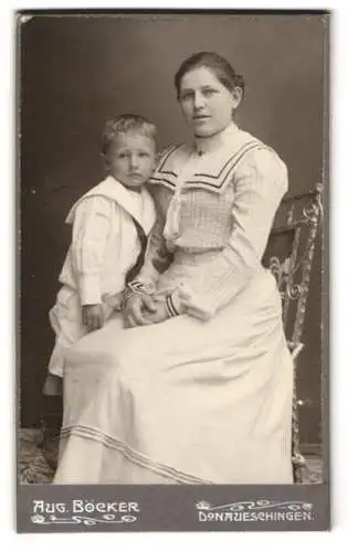 Fotografie Aug. Böcker, Donaueschingen, Mutter und Sohn in eleganter Kleidung