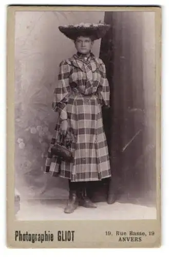 Fotografie Atelier Gliot, Anvers, Rue Basse 19, Frau in kariertem Kleid mit Strohhut