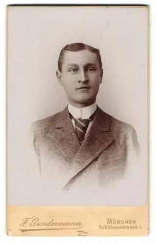 Fotografie F. Gundermann, München, Schützenstrasse 1, Portrait eines jungen Mannes in Anzug