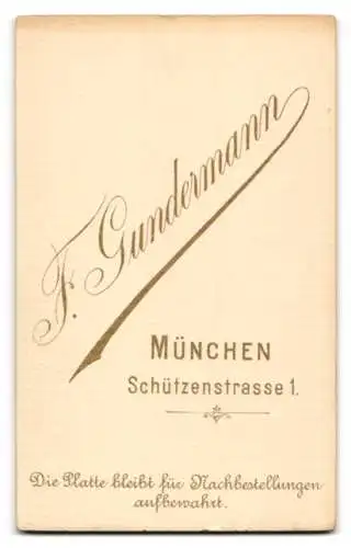 Fotografie F. Gundermann, München, Schützenstrasse 1, Portrait eines jungen Mannes in Anzug