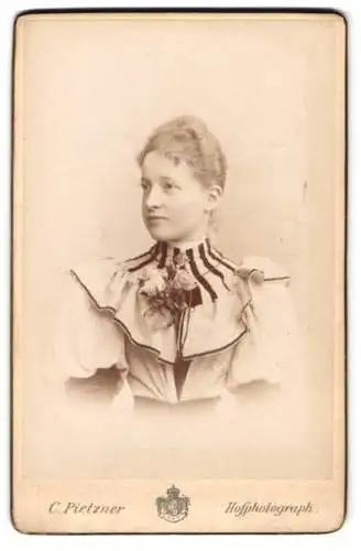 Fotografie C. Pietzner, Wien, VI. Mariahilferstrasse 1 B, Junge Dame im viktorianischen Kleid mit Blumendekor