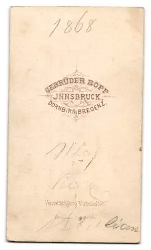 Fotografie Gebrüder Bopp, Innsbruck, Junge im Anzug lehnt an Stuhl, 1868