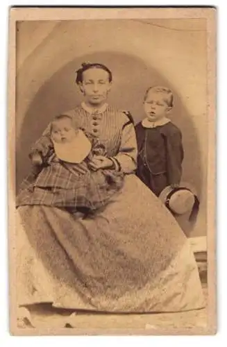 Fotografie F. X. Rambach, Freiburg, Kleine Familie mit zwei Kindern