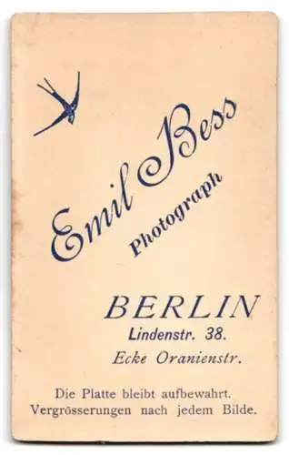 Fotografie Emil Bess, Berlin, Lindenstr. 38, Porträt eines eleganten Herrn in Anzug