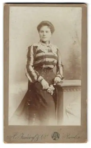 Fotografie A. Jandorf & Co, Berlin, N. Brunnen-Str. 19-21, Dame in eleganter Pose mit Blumenstrauss