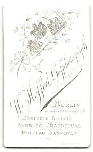 Fotografie W. Höffert, Berlin, Unter den Linden 24, Portrait eines eleganten Herrn im Anzug