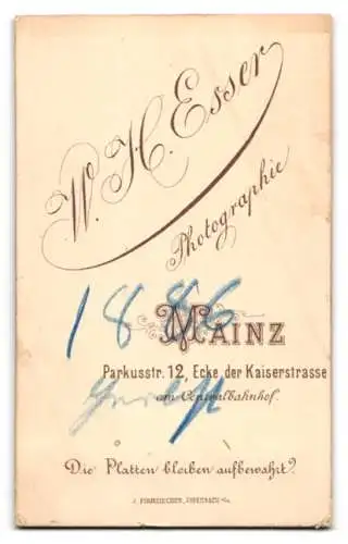 Fotografie W. H. Esser, Mainz, Parkusstr. 12, Portrait eines jungen Mannes mit Anzug und Einstecktuch