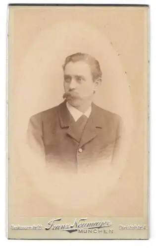 Fotografie Franz Neumayer, München, Neuhauserstr. 29, Portrait eines eleganten Mannes mit Schnurrbart