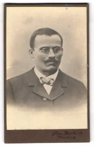 Fotografie Max Herrfurth, Merseburg, Breitestrasse 15, Portrait eines Mannes mit Brille und Schnurrbart