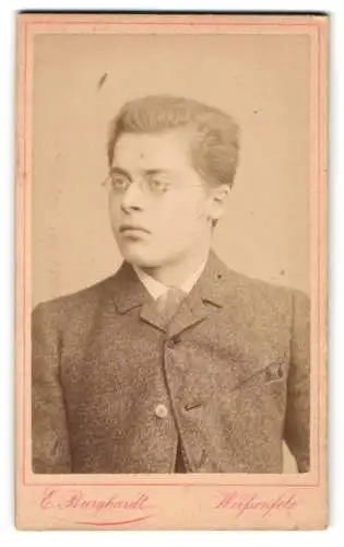 Fotografie E. Burghardt, Weissenfels, Saalstrasse 22, Porträt eines jungen Mannes mit Brille