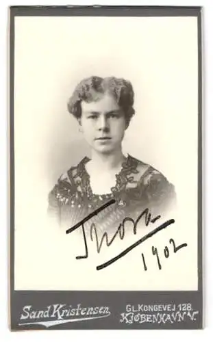 Fotografie Sand Kristensen, Kopenhagen, Gl. Kongevej 128, Portrait einer jungen Frau mit Signatur 1902