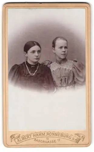 Fotografie Albert Hahm, Ronneburg, Badergasse 17, Zwei junge Frauen in modischen Kleidern