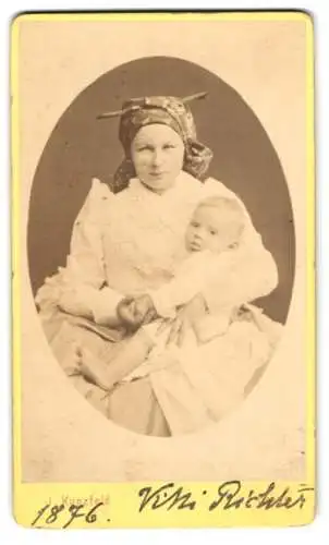 Fotografie J. Kunzfeld, Brünn, Karlsglacis No. 3, Mutter mit Baby im Arm, 1876