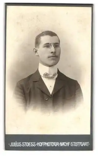 Fotografie Julius Stoess, Stuttgart, Sophienstrasse 36, Porträt eines jungen Mannes mit Brille