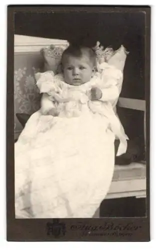 Fotografie Aug. Böcker, Donauwörth, Porträt eines Säuglings in einem weissen Kleid