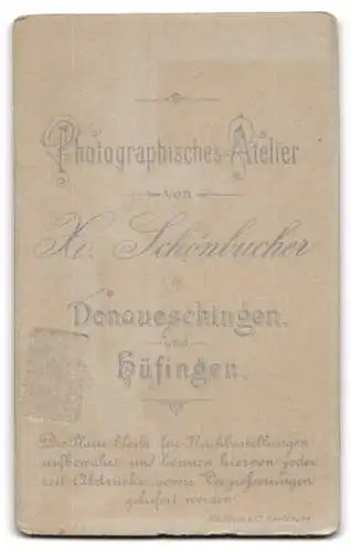 Fotografie H. Schönbucher, Donaueschingen, Kleinkind in weissem Kleid auf einem Pelz sitzend