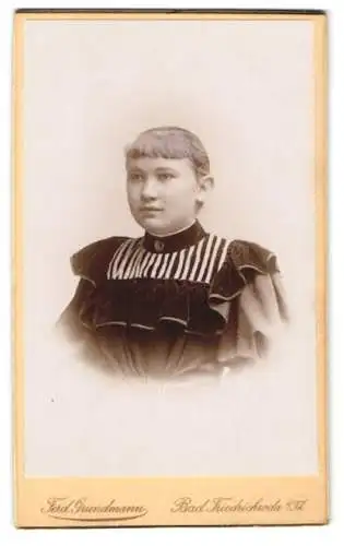 Fotografie Ferd. Grundmann, Bad Friedrichroda, Schweitzer Strasse, Portrait einer jungen Frau in einem gestreiften Kleid