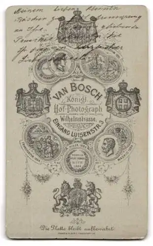 Fotografie van Bosch, Wiesbaden, Wilhelmstrasse, Porträt eines jungen Mädchens in Spitzenkleid.