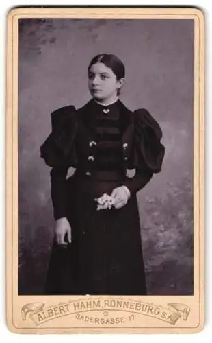 Fotografie Albert Hahm, Ronneburg, Badergasse 17, Junge Dame in schwarzem Kleid mit Blumenstrauss