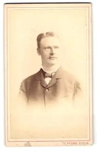 Fotografie Th. Prümm, Berlin, Lindenstr. 51, Portrait eines eleganten jungen Mannes