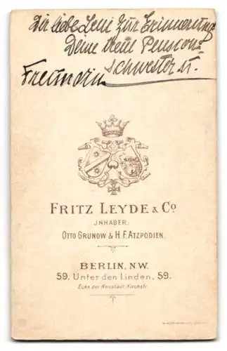 Fotografie Fritz Leyde & Co., Berlin, Unter den Linden 59, Porträt einer jungen Frau mit voluminöser Frisur