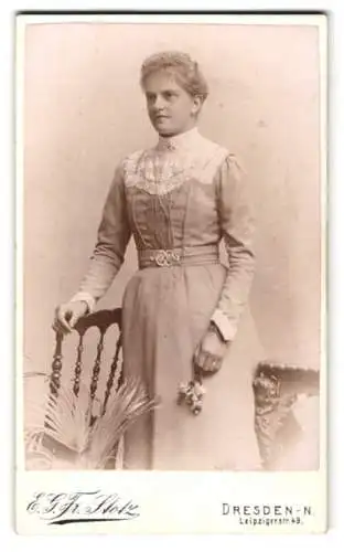 Fotografie E. H. Stotz, Dresden-N., Leipzigerstr. 49, Junge Frau mit Blumenstrauss im Atelier