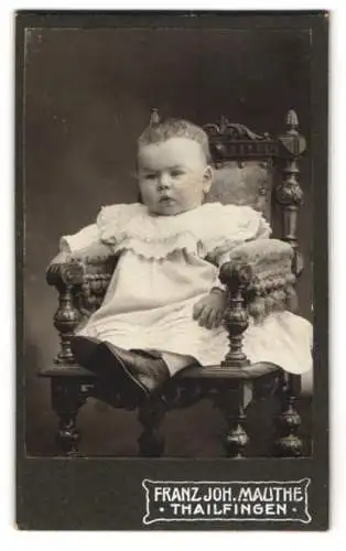 Fotografie Franz Joh. Mauthe, Thailfingen, Portrait eines Kleinkindes auf dekorativem Stuhl