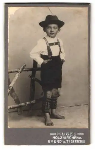 Fotografie Fritz Hugel, Holzkirchen, Gmund a. Tegernsee, Kleiner Junge in traditioneller Tracht