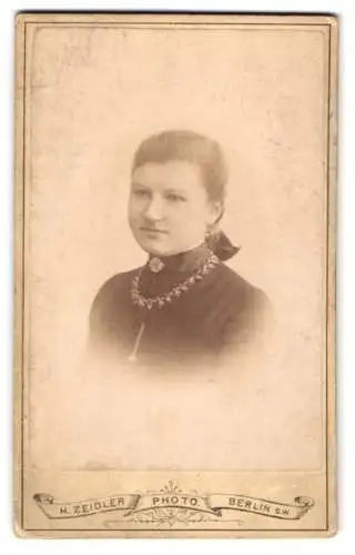 Fotografie H. Zeidler, Berlin, Jerusalemerstrasse 59, Porträt einer jungen Frau mit elegantem Schmuck