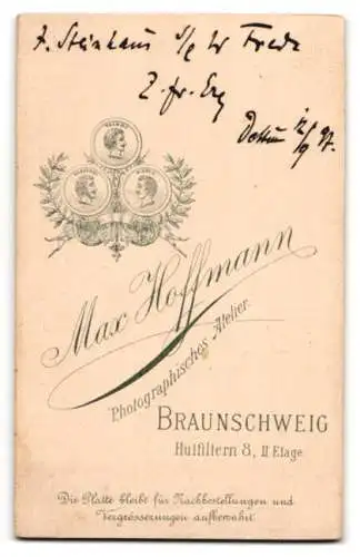 Fotografie Max Hoffmann, Braunschweig, Hutfiltern 8, Porträt eines Mannes mit Brille und Fliege