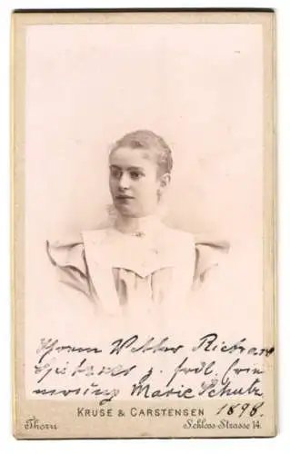 Fotografie Kruse & Carstensen, Thorn, Schloss-Strasse 14, Portrait einer jungen Dame mit Hochsteckfrisur, 1898