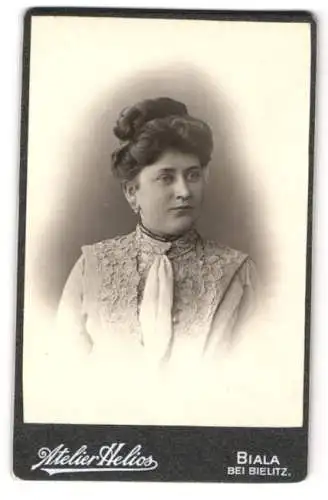 Fotografie Atelier Helios, Biala bei Bielitz, Rathausgasse 3, Porträt einer eleganten Dame mit hochgestecktem Haar