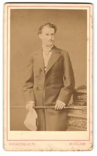 Fotografie Eduard Schultze, Heidelberg, Plöckstrasse 79, Portrait eines eleganten Mannes mit Stock