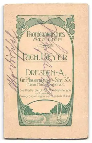 Fotografie Rich. Beyer, Dresden, Gr. Plauensche Str. 35, Portrait eines Mannes mit Schnurrbart und Anzug