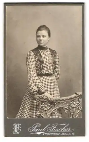 Fotografie Paul Fischer, Tübingen, Mühlstrasse 14, Junge Frau in kariertem Kleid