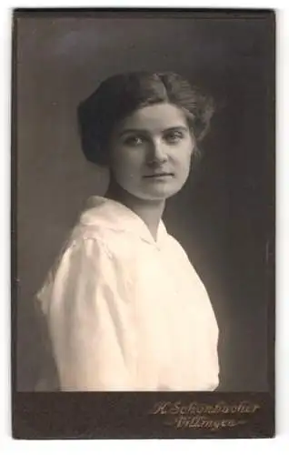 Fotografie A. Schönbucher, Villingen, Porträt einer jungen Frau mit elegantem weissen Oberteil